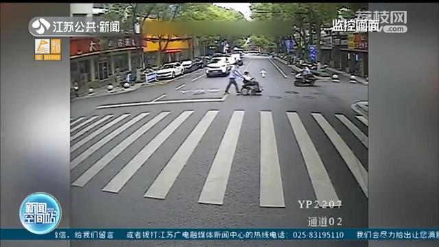 点赞！老人过马路进退两难 南京公交司机暖心护送休闲区蓝鸢梦想 - Www.slyday.coM