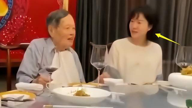 杨振宁百岁寿宴现场曝光,46岁翁帆陪伴在旁,歌手孙楠到场祝贺|杨振宁|翁帆|孙楠_新浪新闻