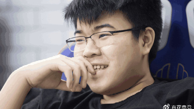 韦神现身夏季赛现场,4AM拿下单日积分第一,战术风格变了?|积分|战术|战队_新浪新闻