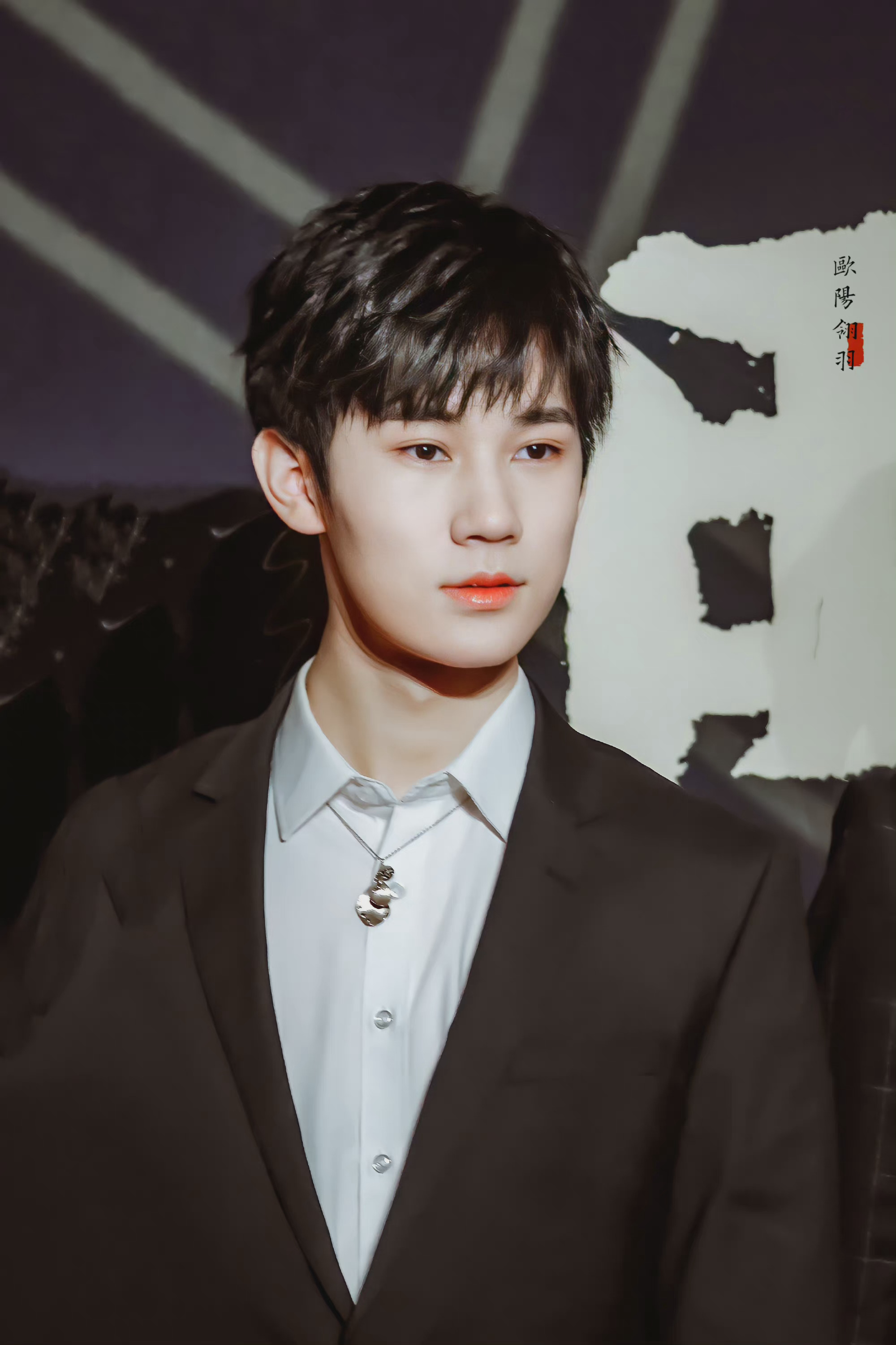 来看看张真源以前的红毯黑色西装造型