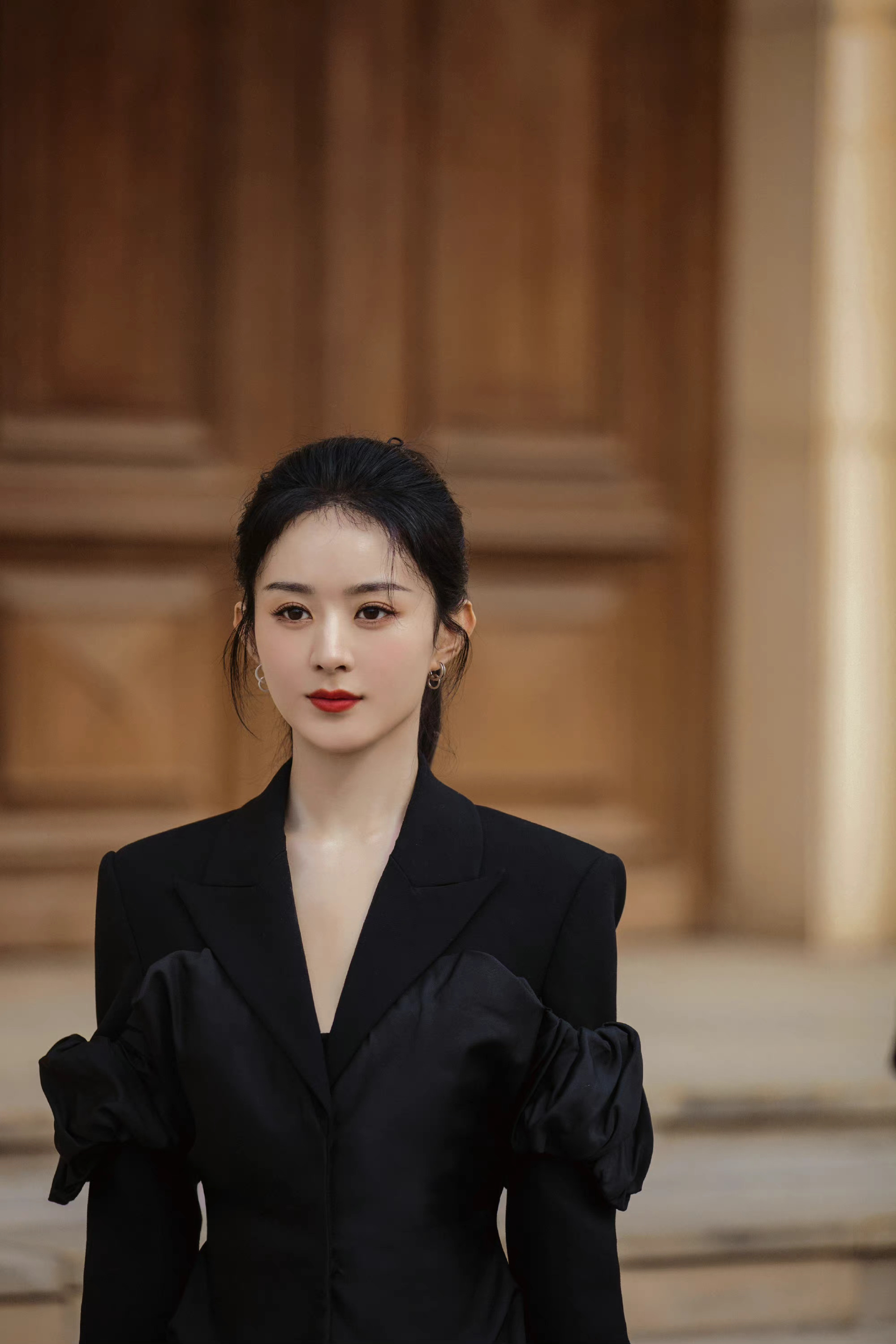 赵丽颖今日份营业照 高马尾 黑西装 红唇,好飒 有点侠女的感觉__财经