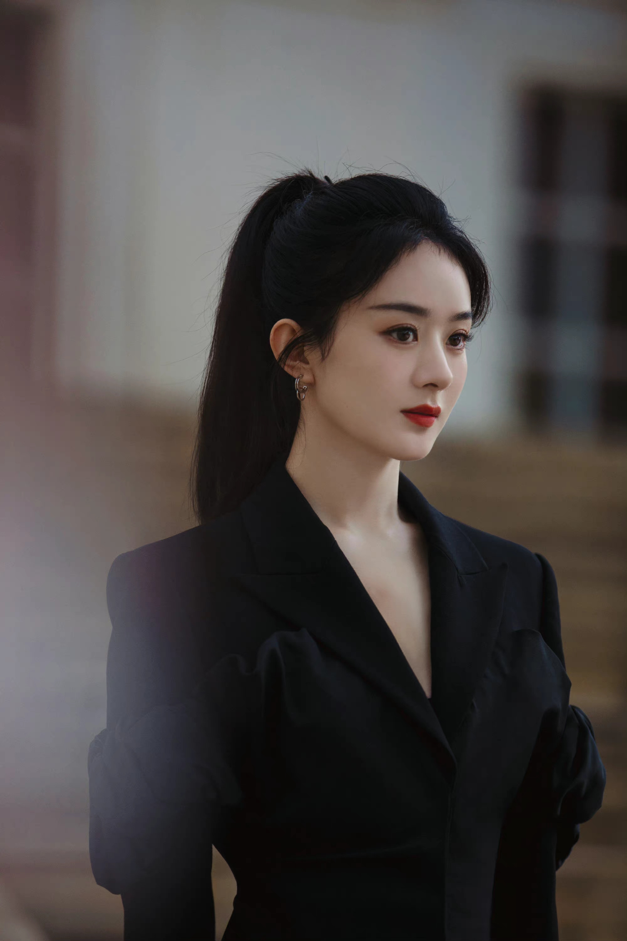 赵丽颖今日份营业照 高马尾 黑西装 红唇,好飒 有点侠女的感觉__财经