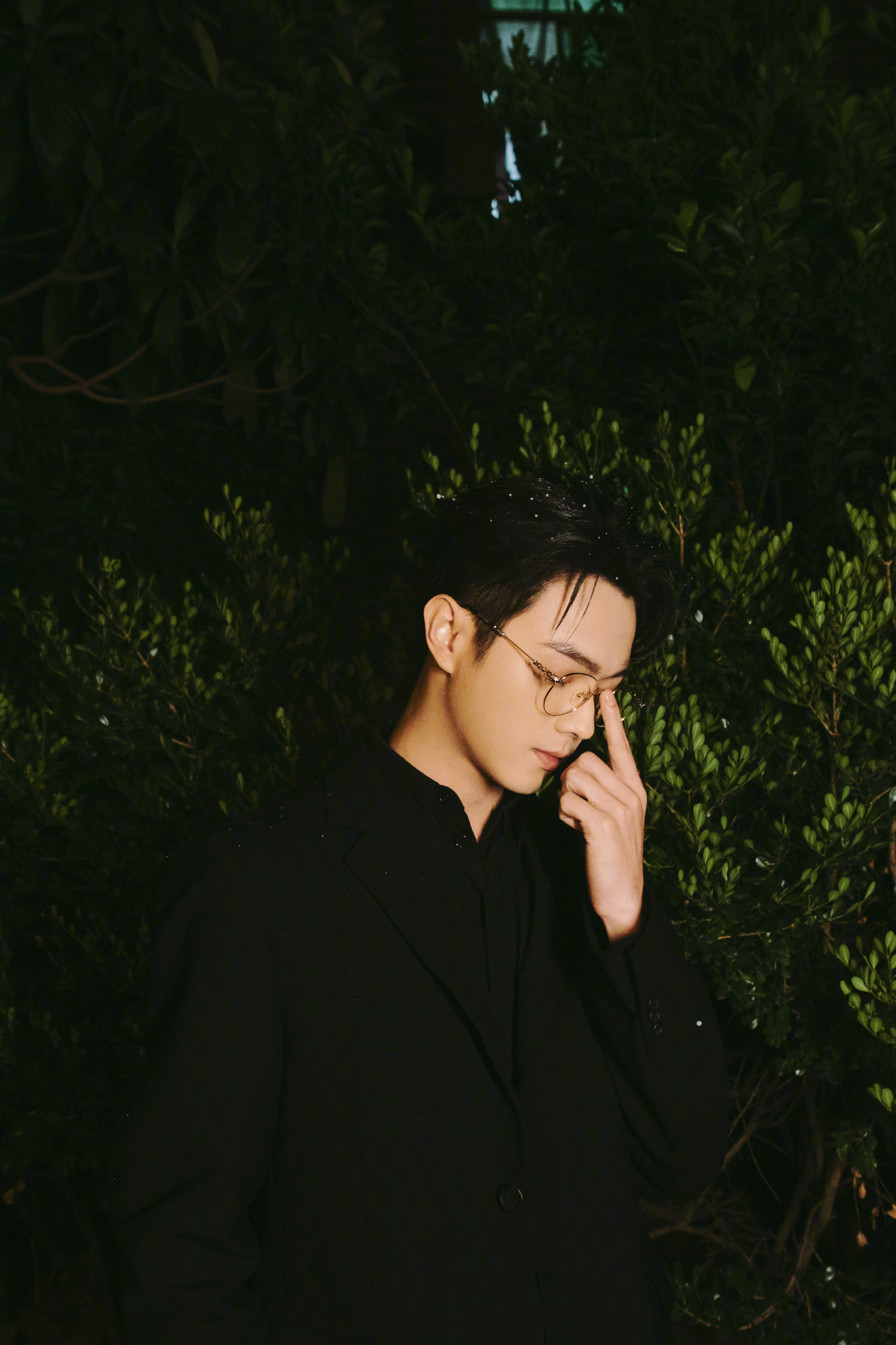 许凯:提前下一场冬天的雪 还晒了飘雪黑西装造型……__财经头条