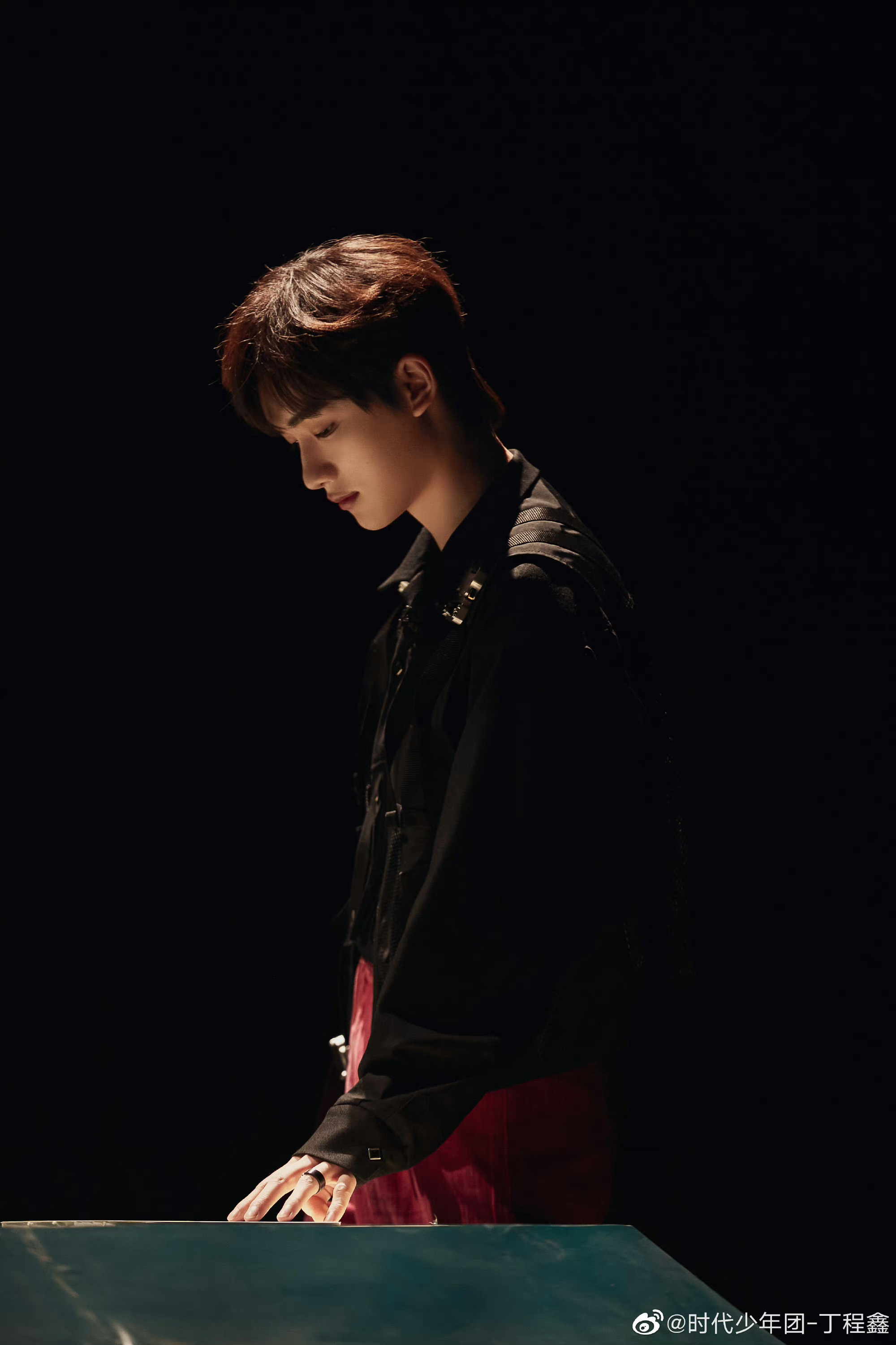 丁程鑫今日机场饭拍图 黑色工装造型也太酷了吧 从头酷到脚