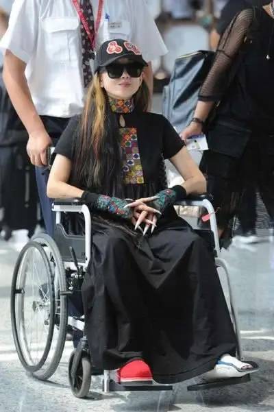 杨丽萍留3厘米指甲戴了十多年帽子摘下的时候让人不忍直视