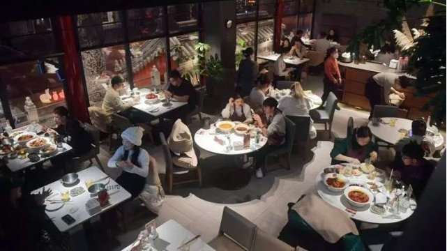 “人人都是大学生”的时代,谁来“端盘子”,是个现实社会问题|大学毕业生|高校毕业生|毕业生就业|高等教育|人才_新浪新闻
