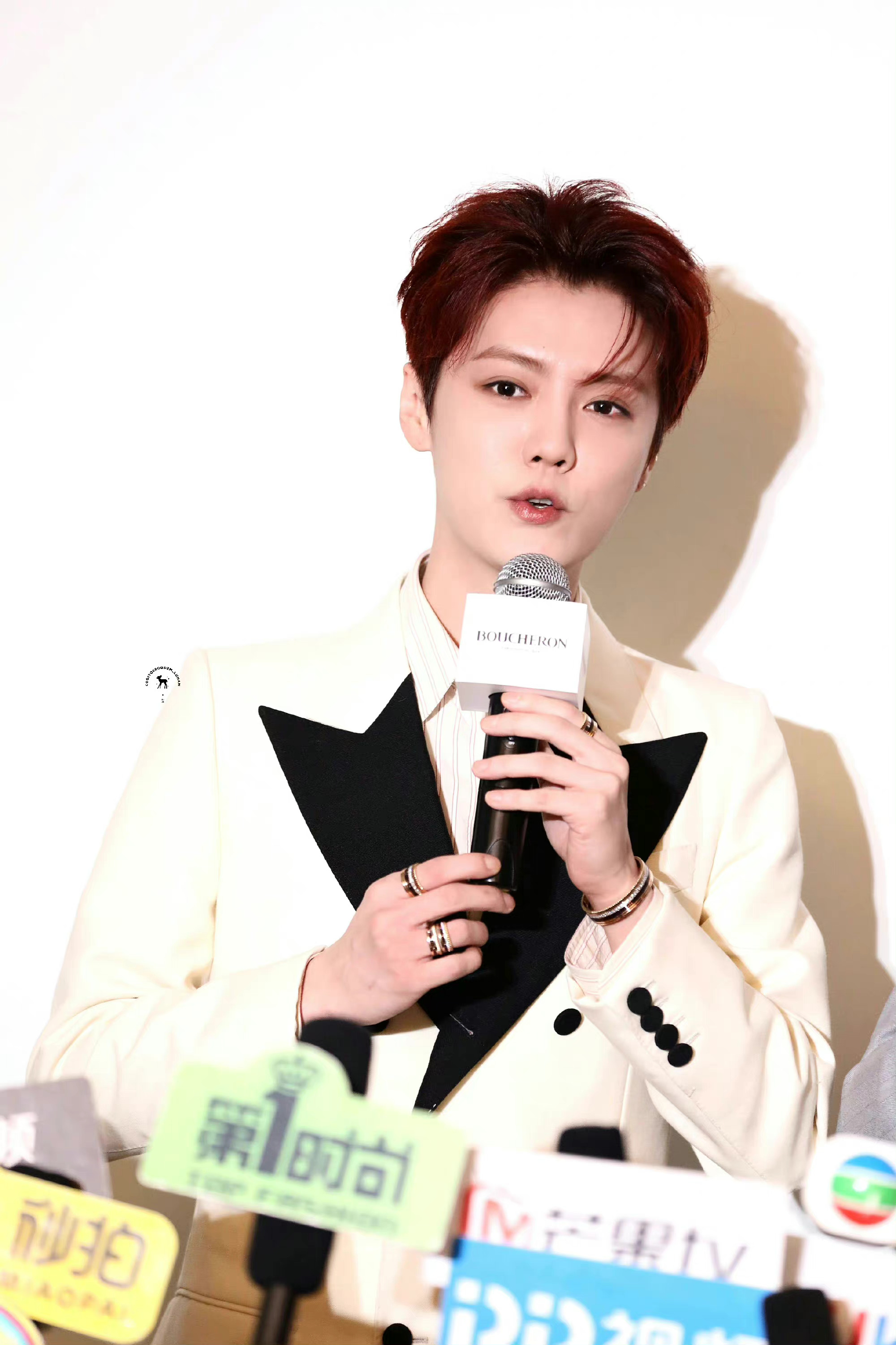 鹿晗今日下线活动饭拍图白色西装是小王子吧