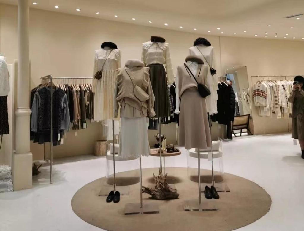 一个月的工资不够买一套衣服?商场衣服为什么能卖这么贵__财经头条