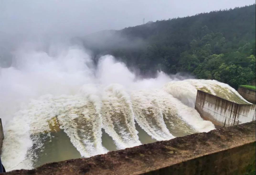 面对暴雨不停歇和白莲河水库12孔泄洪严峻形势,莲水公司防汛指挥部