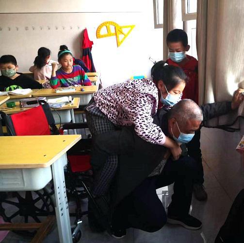 学生受伤行动不便 上下楼老师轮流背休闲区蓝鸢梦想 - Www.slyday.coM 学生受伤行动不便 上下楼老师轮流背休闲区蓝鸢梦想 - Www.slyday.coM