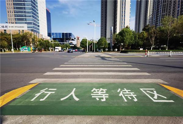 右转弯导向线169处,网格线禁停32处;减少人车冲突,施划绿色行人过街二