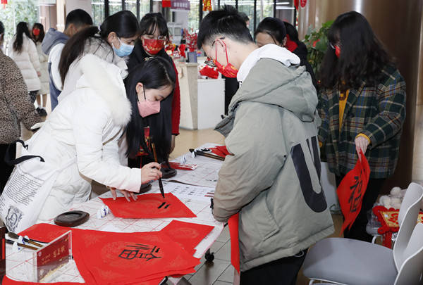 虎年练“虎戏”、香囊助防疫……上海中医药大学留校学生过年“幸福不打烊”休闲区蓝鸢梦想 - Www.slyday.coM