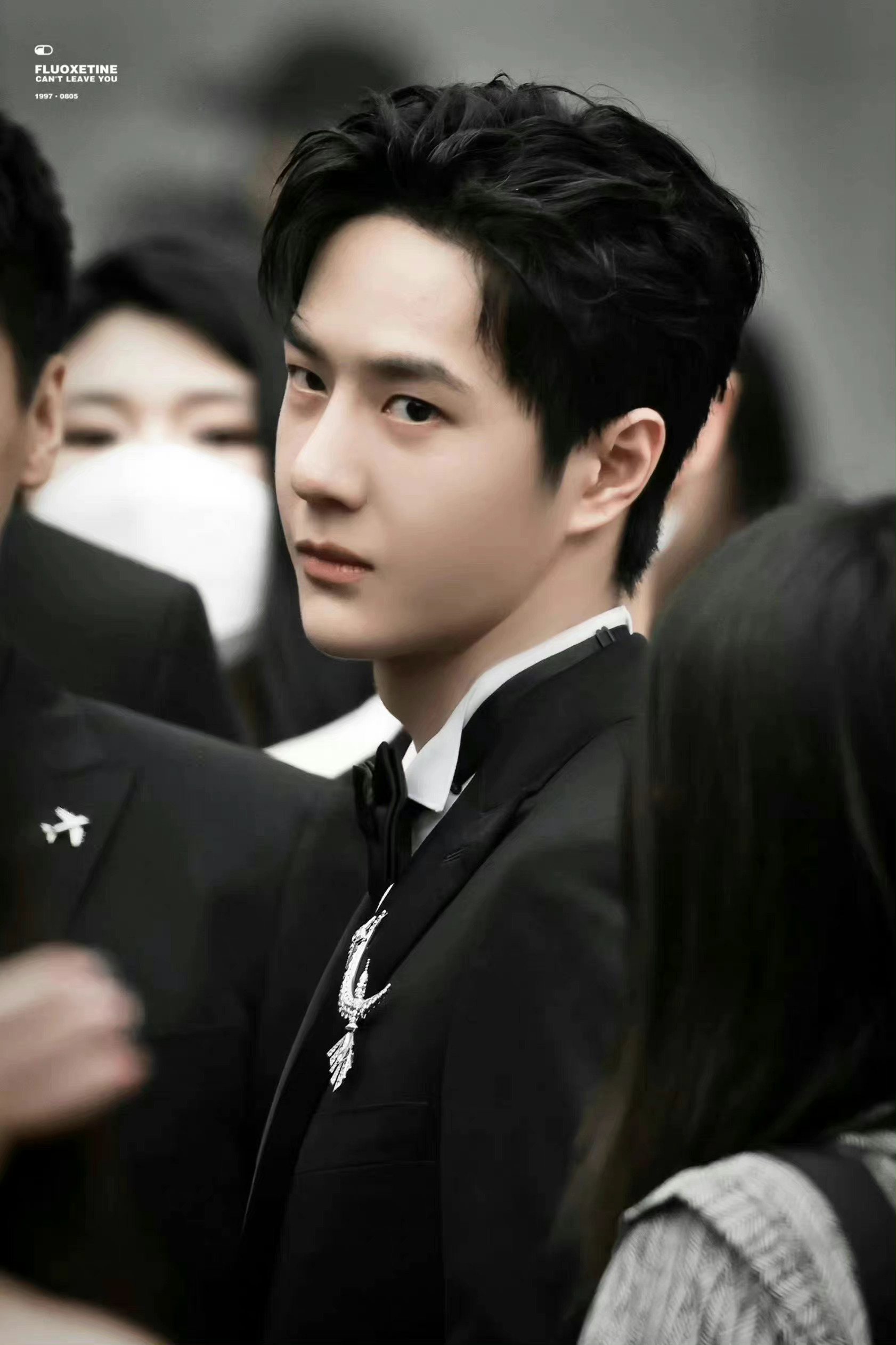 王一博微博电影之夜黑色西装造型……__财经头条