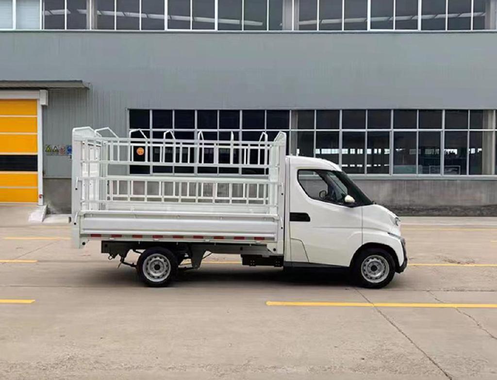 五征飞碟四轮小车上市外观很前卫时尚不用烧油叫板五菱荣光