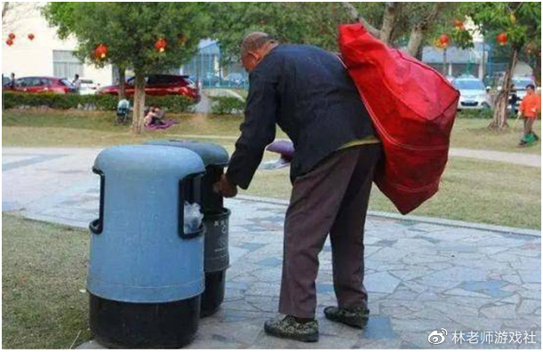 河南李大爷,帮儿子还房贷路边拾荒,捡到老酒瓶后网友叫他歇歇