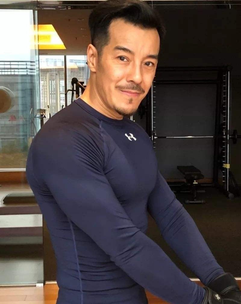 小12岁娇妻身材太傲人,皮肤白到发光显娇嫩|海一天|娇妻|发光_新浪