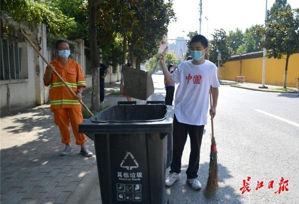 “早就想做这件事了”大学报到前，18岁小伙帮环卫工妈妈扫地