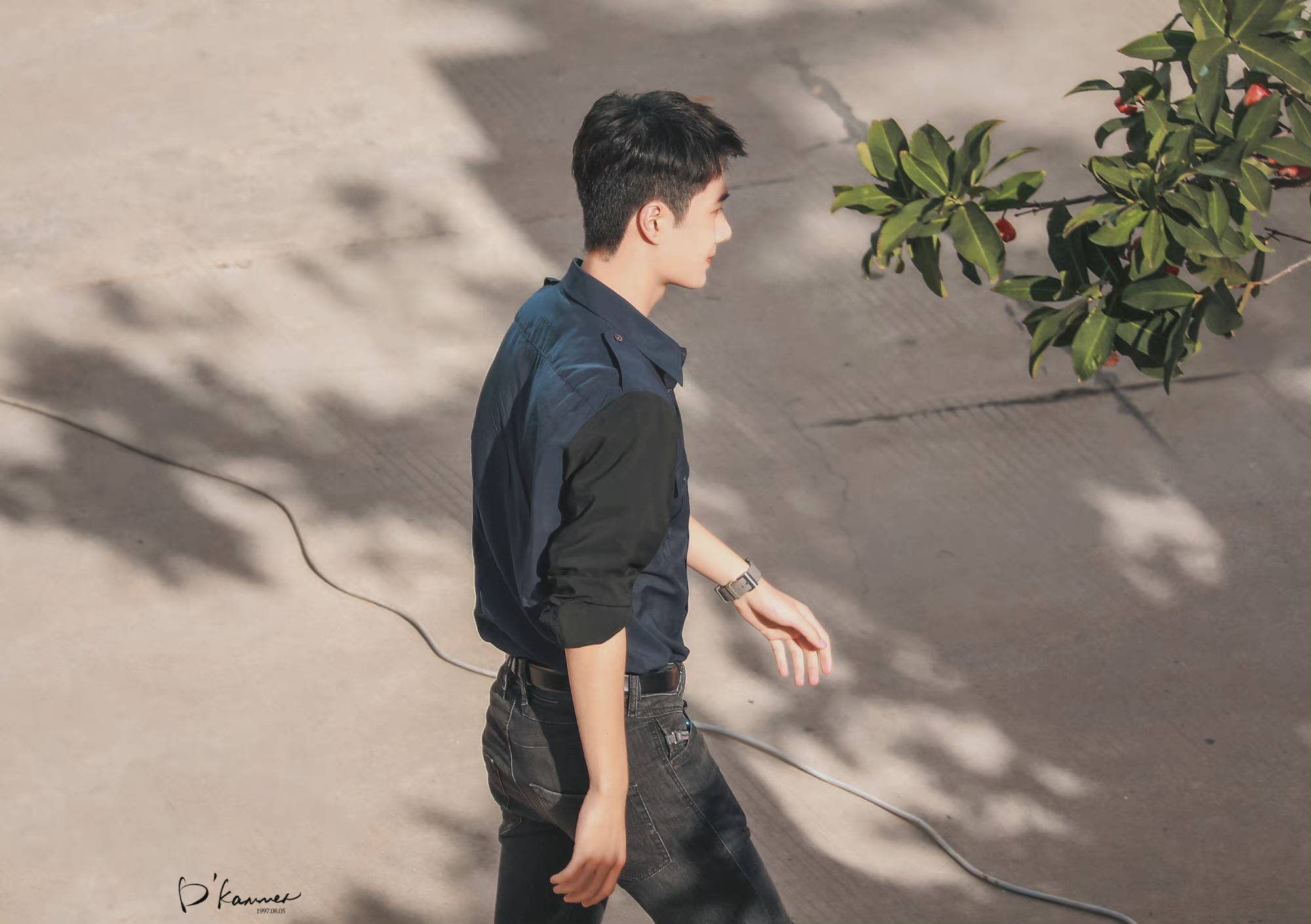 王一博《冰雨火》最新路透饭拍 牛仔裤马丁靴的陈警官帅补货了