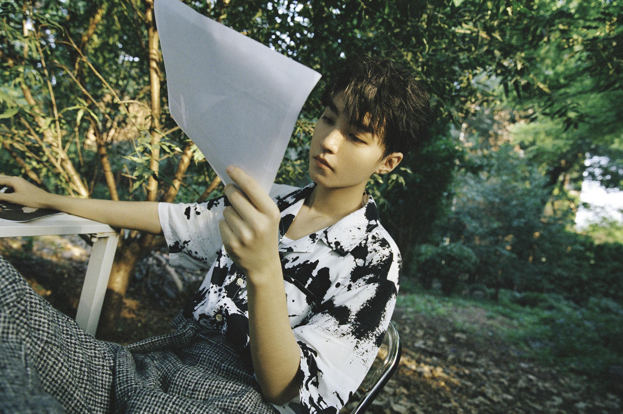 王俊凯森系大片 黑白色晕染衬衫