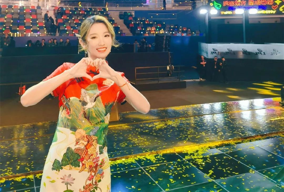 EDG夺冠!这个会四国语言的翻译小姐姐,穿旗袍惊艳抢镜休闲区蓝鸢梦想 - Www.slyday.coM EDG夺冠!这个会四国语言的翻译小姐姐,穿旗袍惊艳抢镜休闲区蓝鸢梦想 - Www.slyday.coM