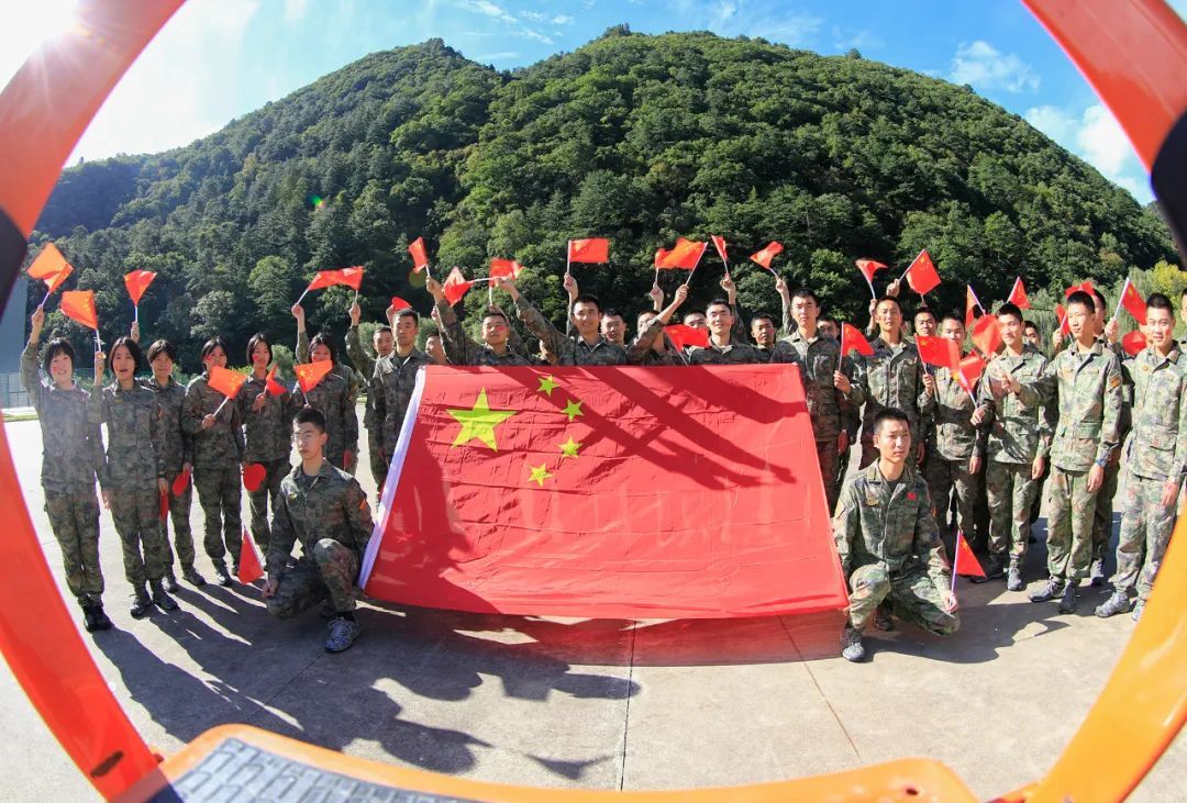 晒晒我与国旗的同框照→休闲区蓝鸢梦想 - Www.slyday.coM