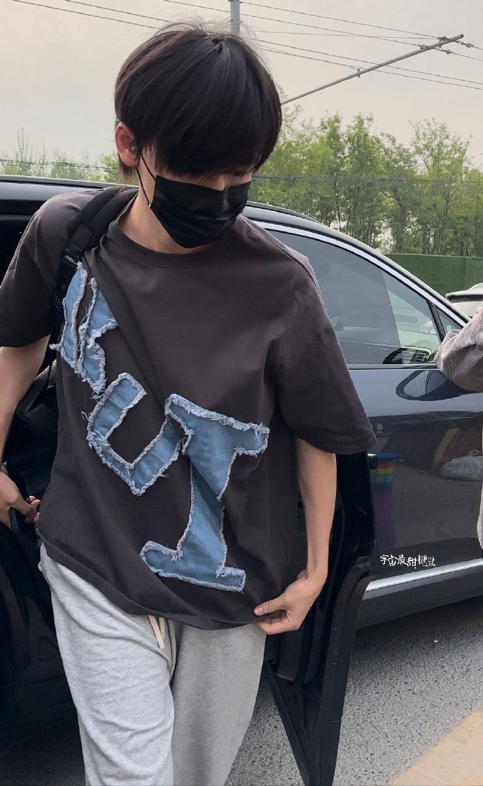 宋亚轩今日份牛仔字母短袖 灰色运动裤造型元气满满上学啦_高清图集