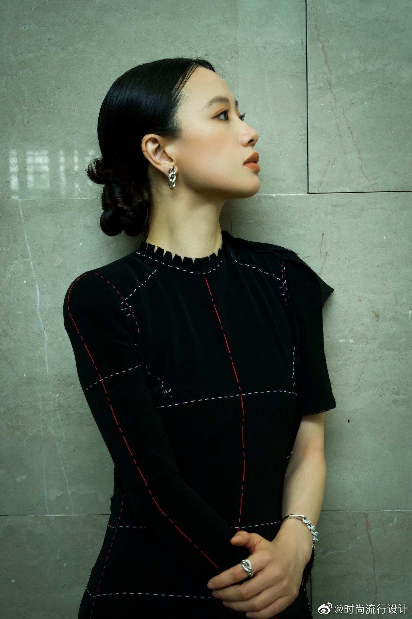 女明星们佩戴精致而不张扬的珠宝