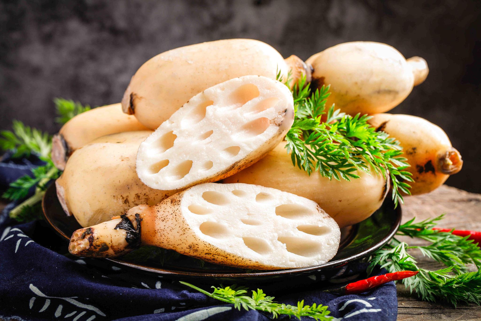 柳江莲藕藕白玲珑玉始觉甘如饴