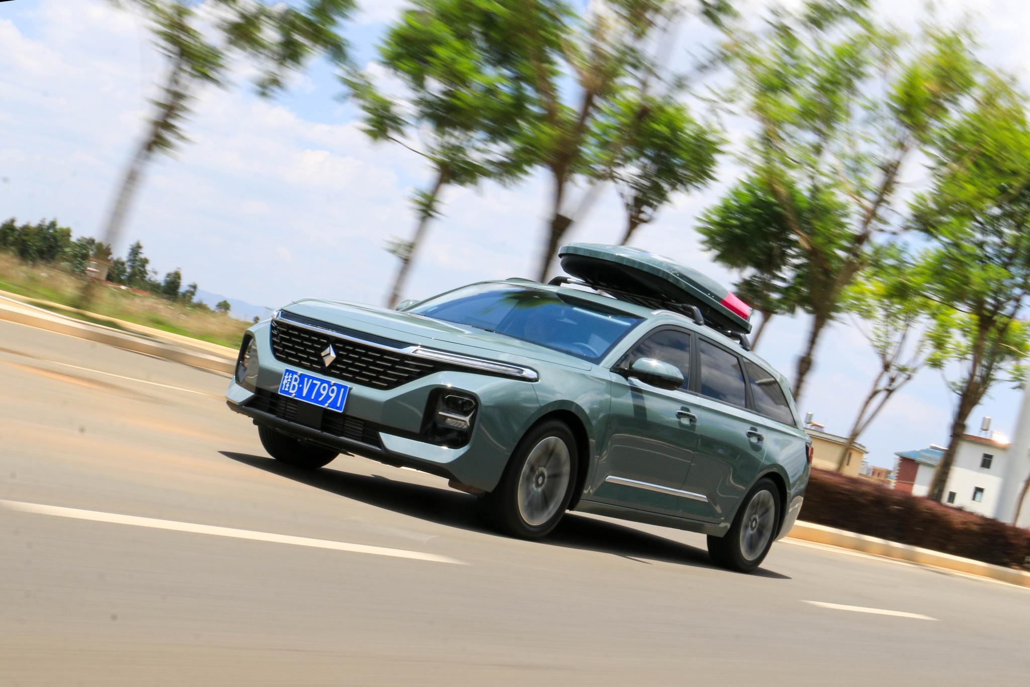 移动大平层享受生活新方式试驾新宝骏valli