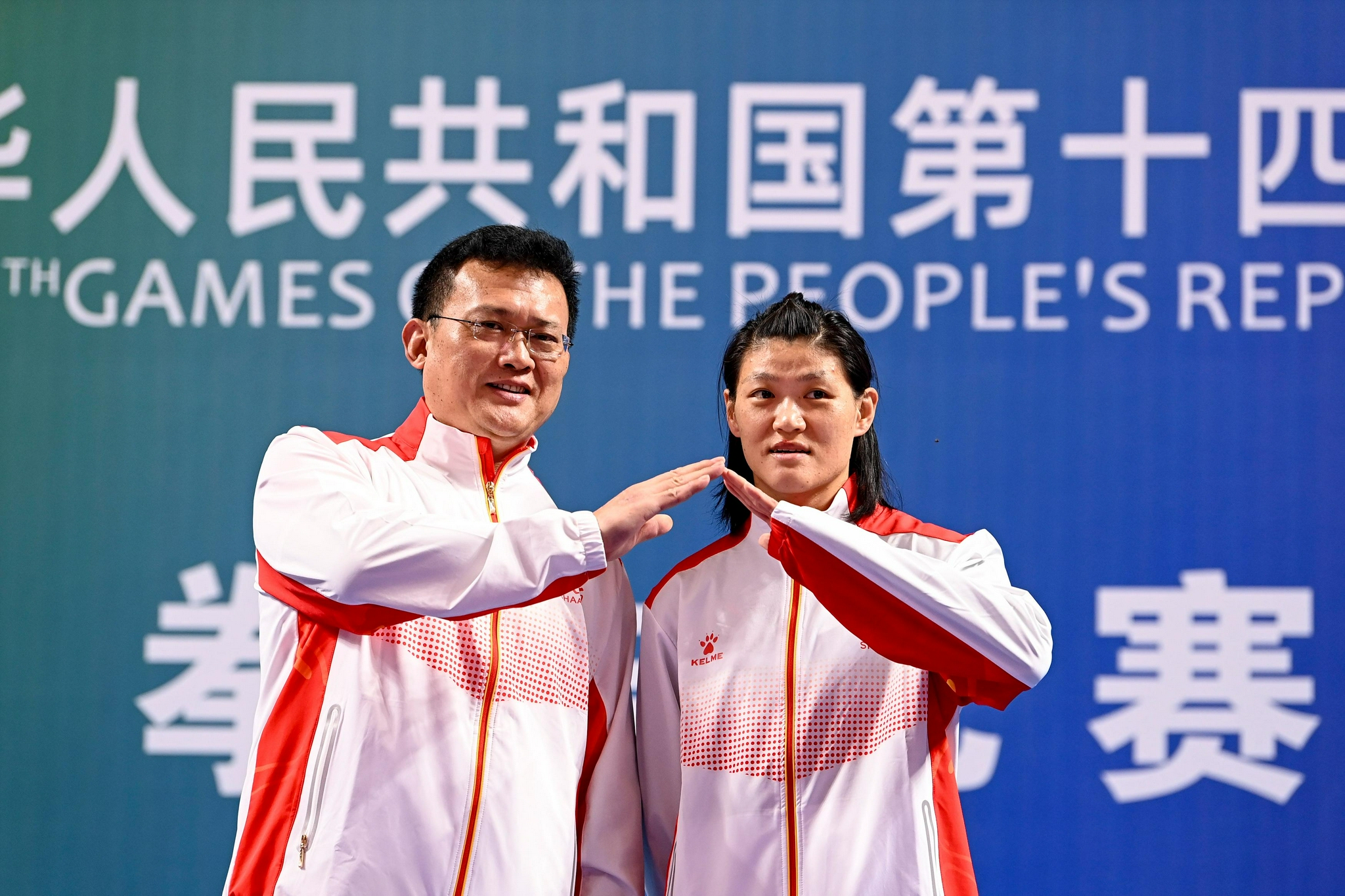 9月21日,陕西队选手谷红(右)与教练员张广成在颁奖仪式上.