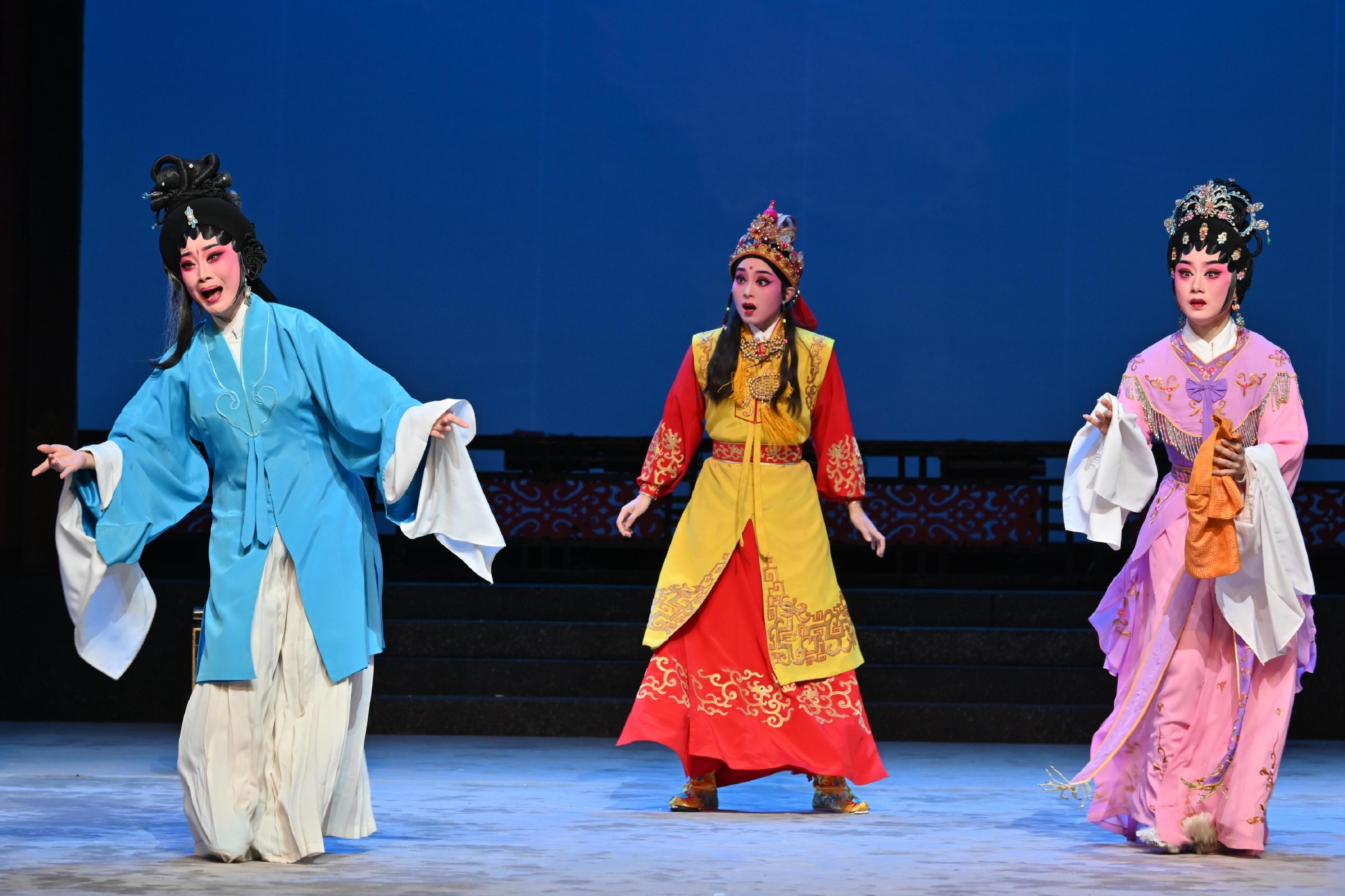 蒋文端(左)饰演李妃刘妃又暗命心腹宫女寇珠将太子扔进御河.