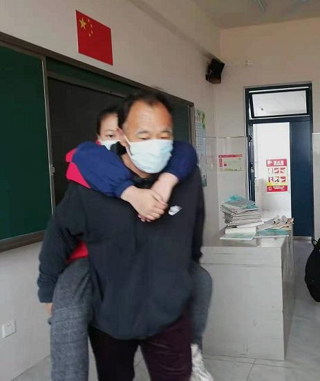 学生受伤行动不便 上下楼老师轮流背休闲区蓝鸢梦想 - Www.slyday.coM 学生受伤行动不便 上下楼老师轮流背休闲区蓝鸢梦想 - Www.slyday.coM