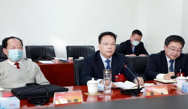 在海勃湾代表团,唐毅强调,海勃湾区作为主城区,在全市工作中占有十分