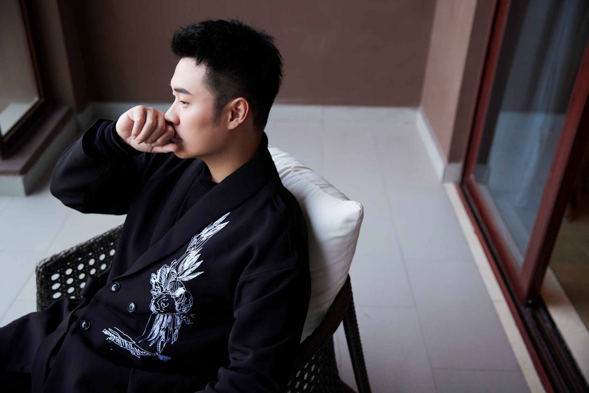 2021年的最后一天,带着@陈赫 老板最新帅照给大家说声新年快乐