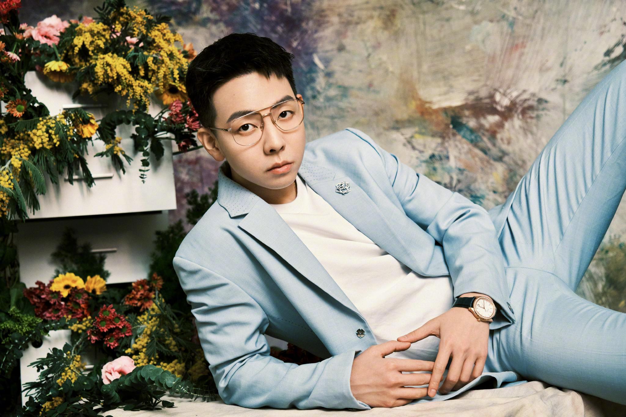 今晚播出,胡夏一身浅蓝西装亮相,并释出春日油画大片……_高清图集