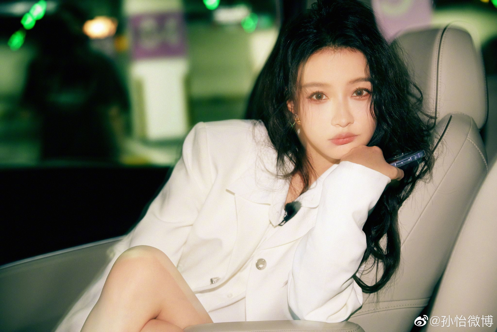 孙怡晒迪士尼游玩照告别九月美女笑起来好甜