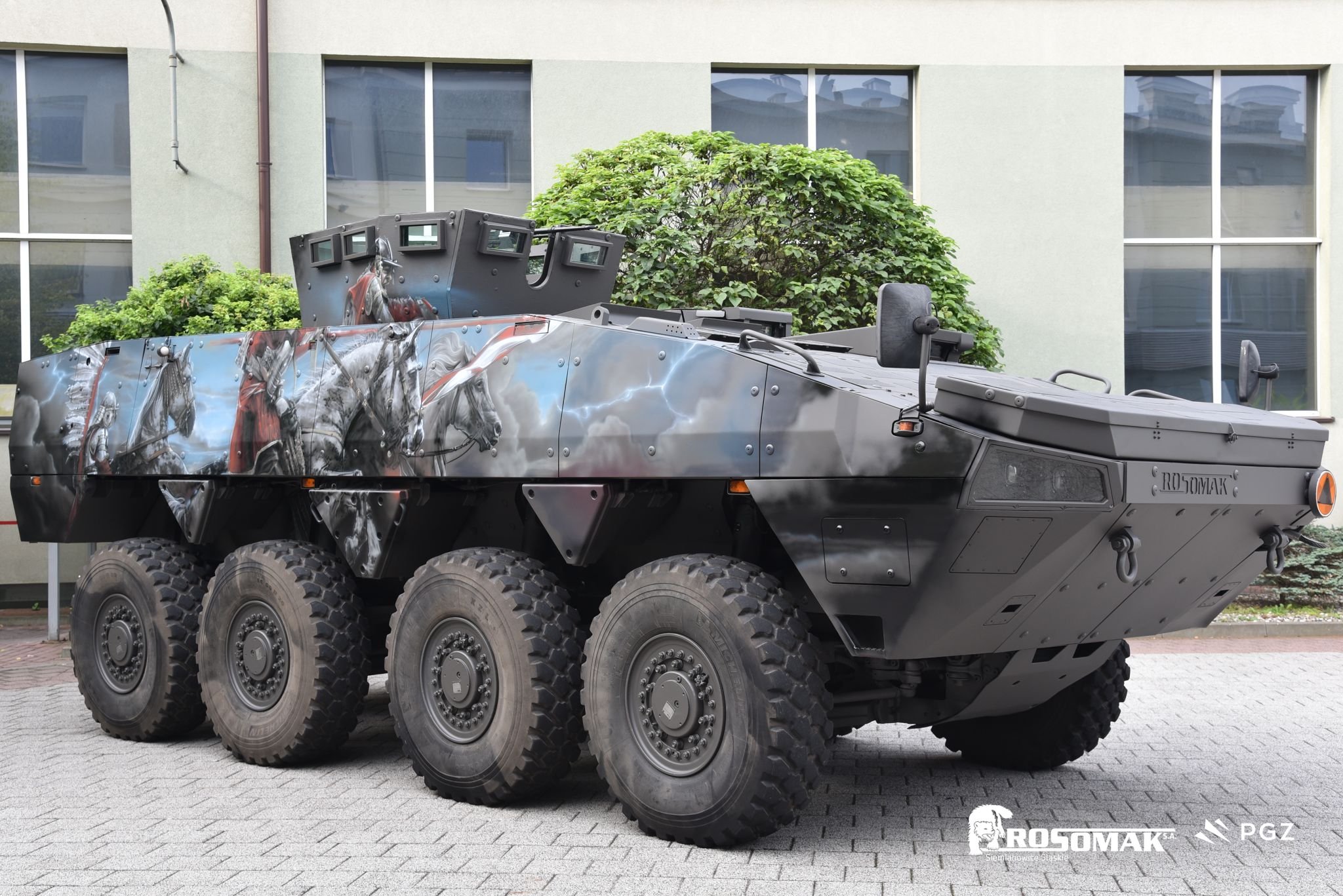 波兰彩绘"狼獾"8x8轮式装甲运兵车,画的是著名的插羽毛的波兰骠骑兵