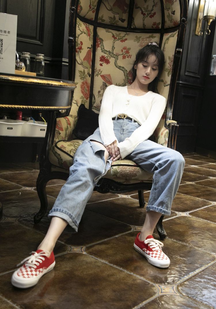 《老九门》中她是张艺兴老婆,今穿"泼墨"连体短裤,美腿太吸睛