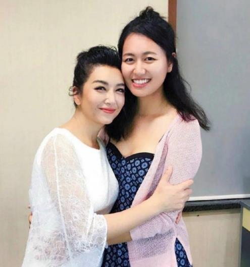 55岁江珊近况曝光,与女儿高亦心牵手逛街,母女相处似闺蜜好温馨__财经头条