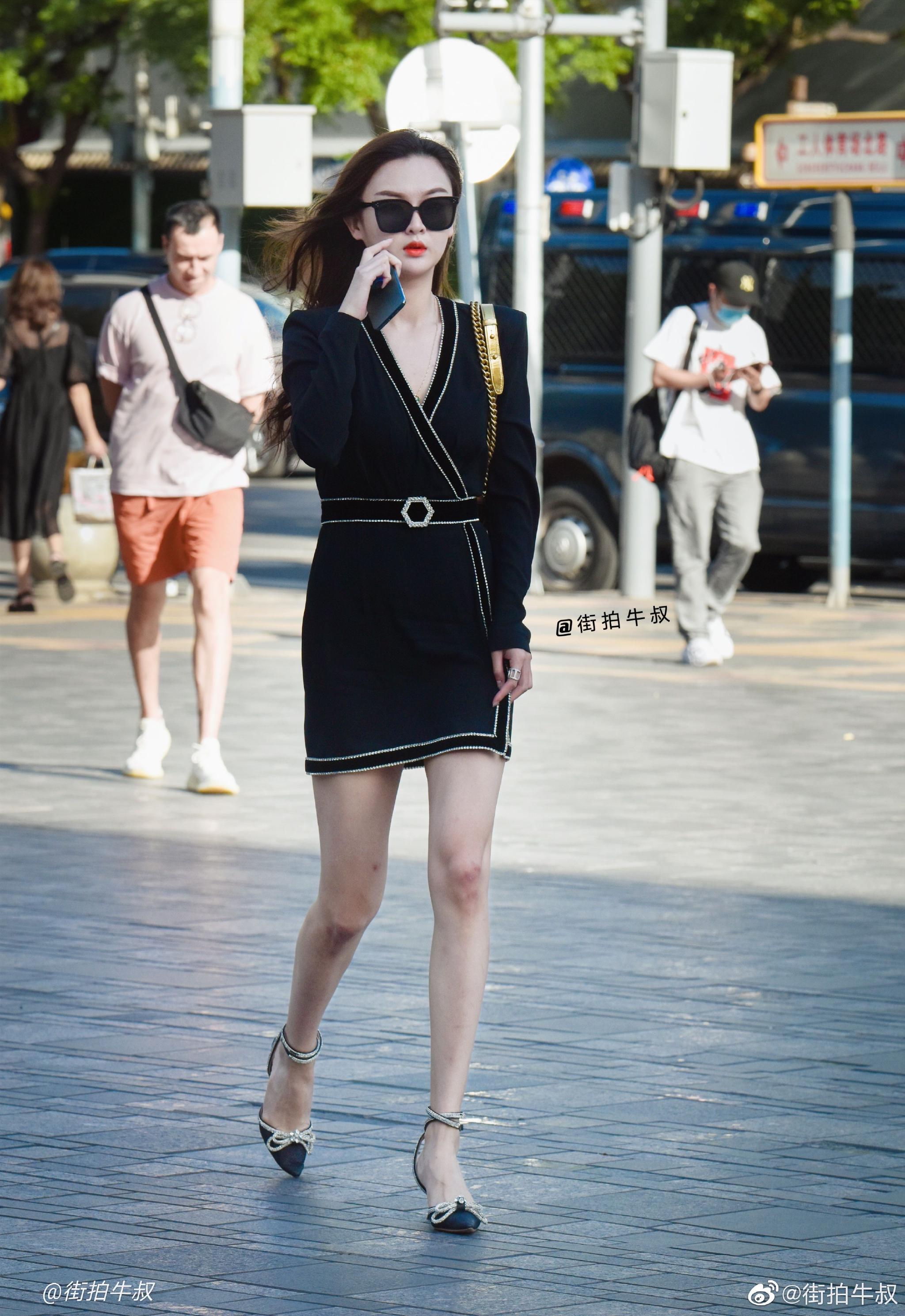美女穿着高级的腰带连衣裙出街