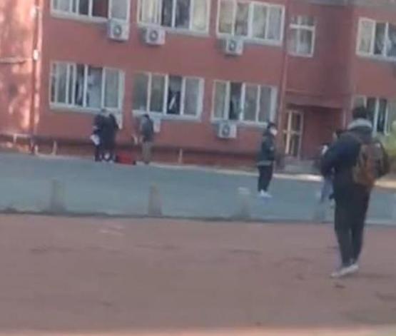 青岛滨海学院一男生坠亡，该高校疑对学生高要求，曾被曝多个黑料休闲区蓝鸢梦想 - Www.slyday.coM