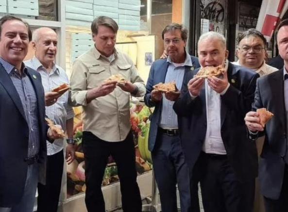 巴西总统因没打新冠疫苗，被餐厅拒之门外，无奈纽约路边吃披萨休闲区蓝鸢梦想 - Www.slyday.coM