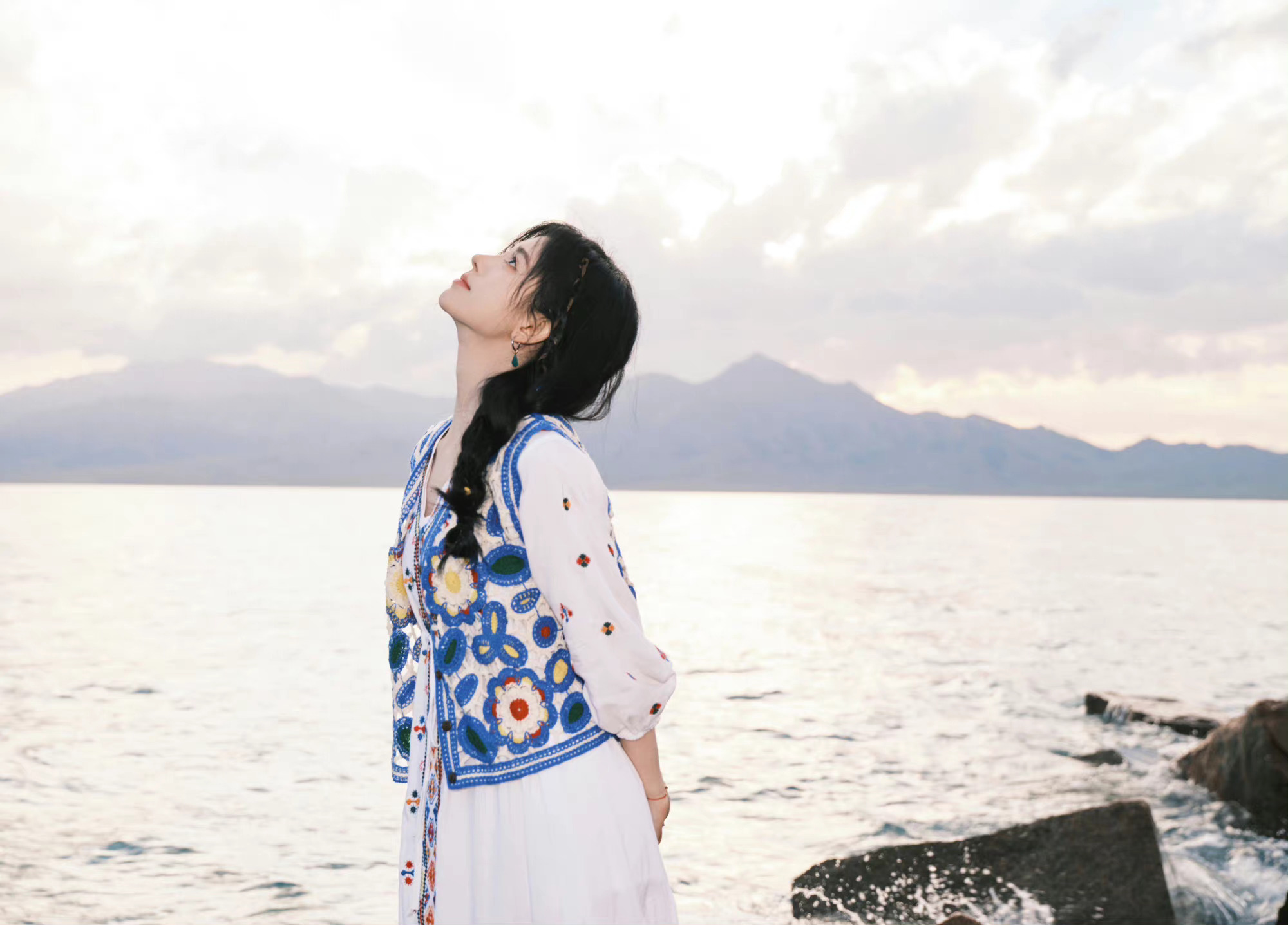 鞠婧祎民族风服饰造型随拍～ 蓝天 白云 大海 微风,享受惬意美好