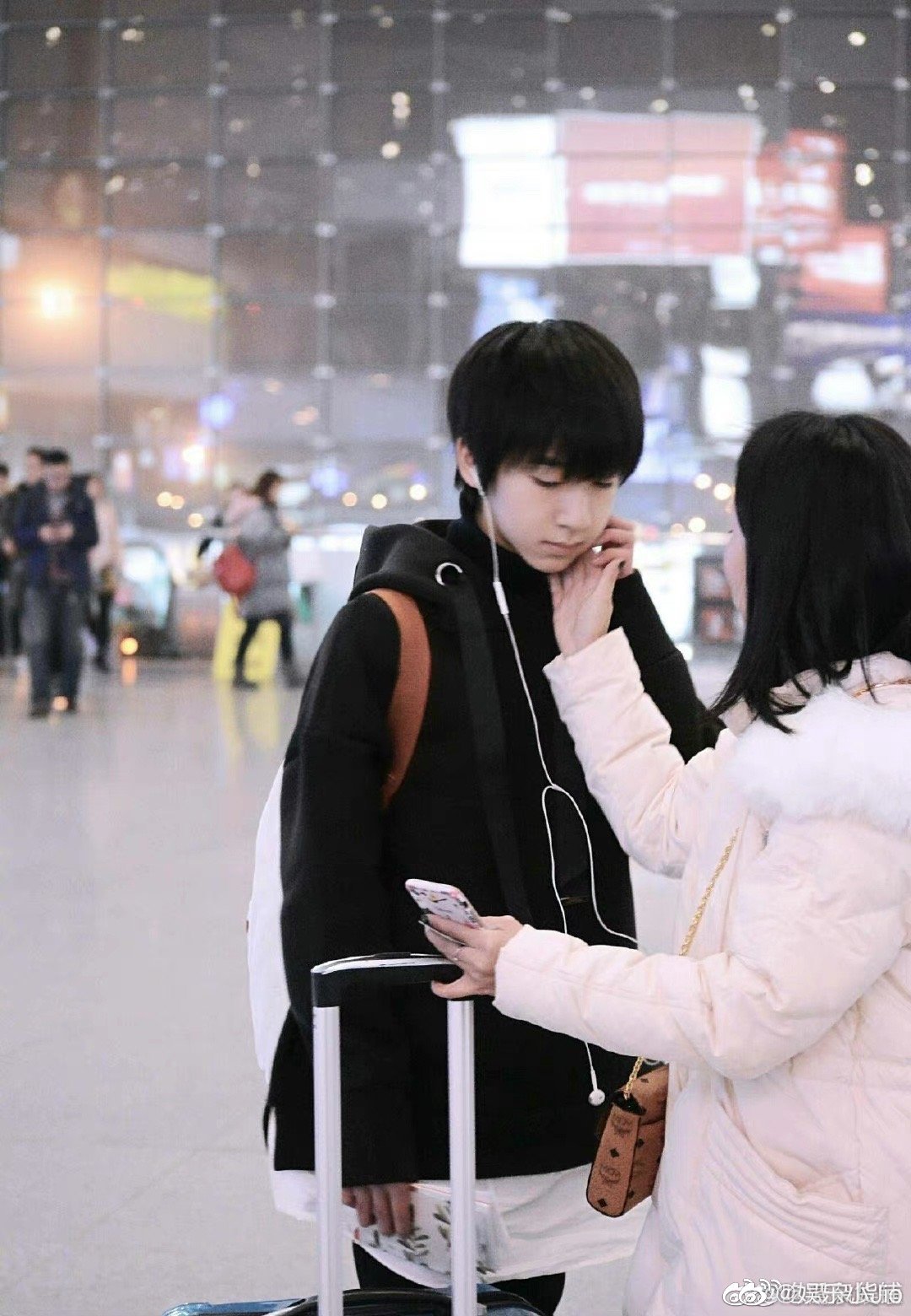 贺峻霖发微博祝贺妈妈生日快乐……__财经头条