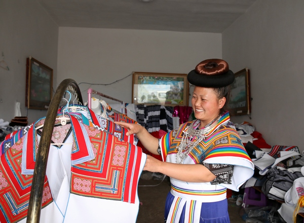 毕节纳雍:苗族绣娘巧手绣出致富路|王天美|苗族|服饰_新浪新闻