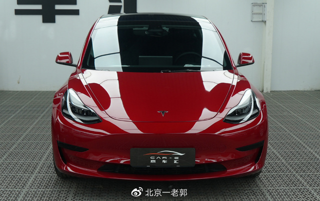 中国红搭配隐形车衣这台特斯拉model3足以让你眼前一亮