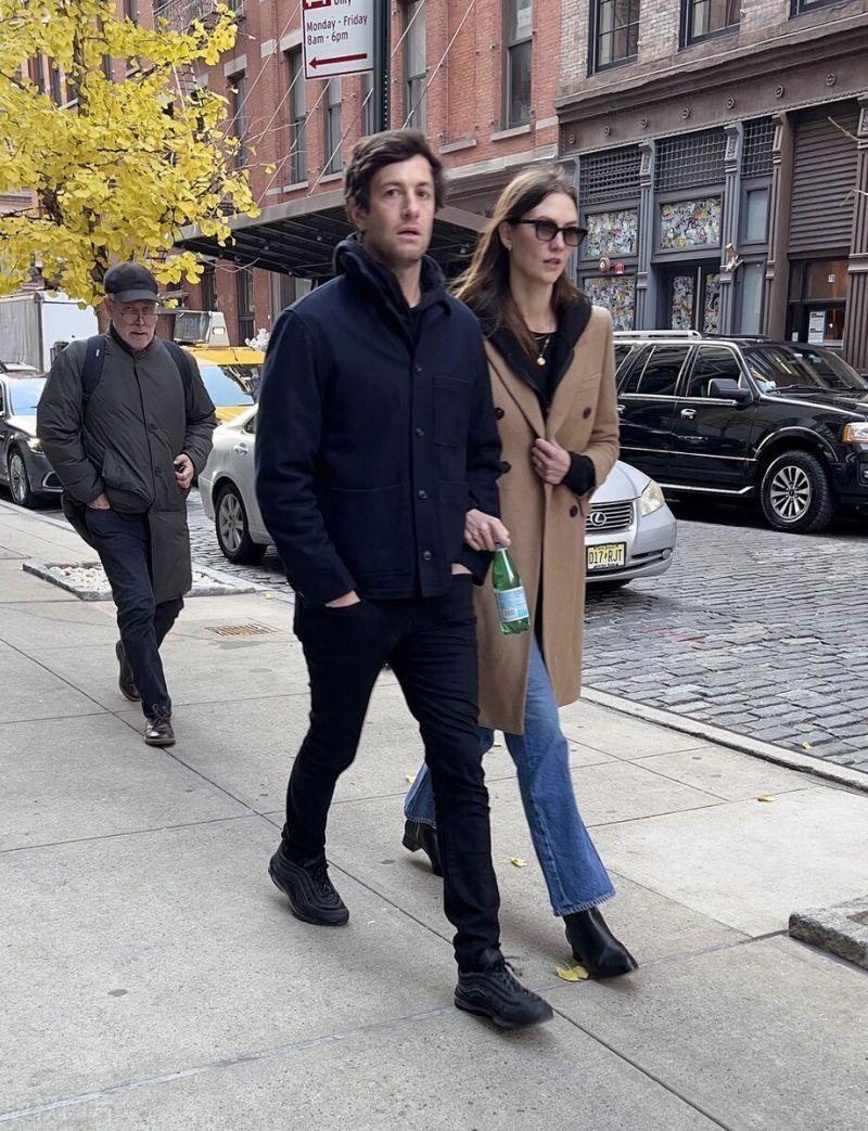 卡莉-克劳斯低调街拍,泰迪色带穿出复古休闲范,挽着老公胳膊挺自然