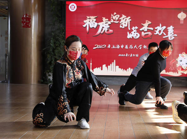 虎年练“虎戏”、香囊助防疫……上海中医药大学留校学生过年“幸福不打烊”休闲区蓝鸢梦想 - Www.slyday.coM