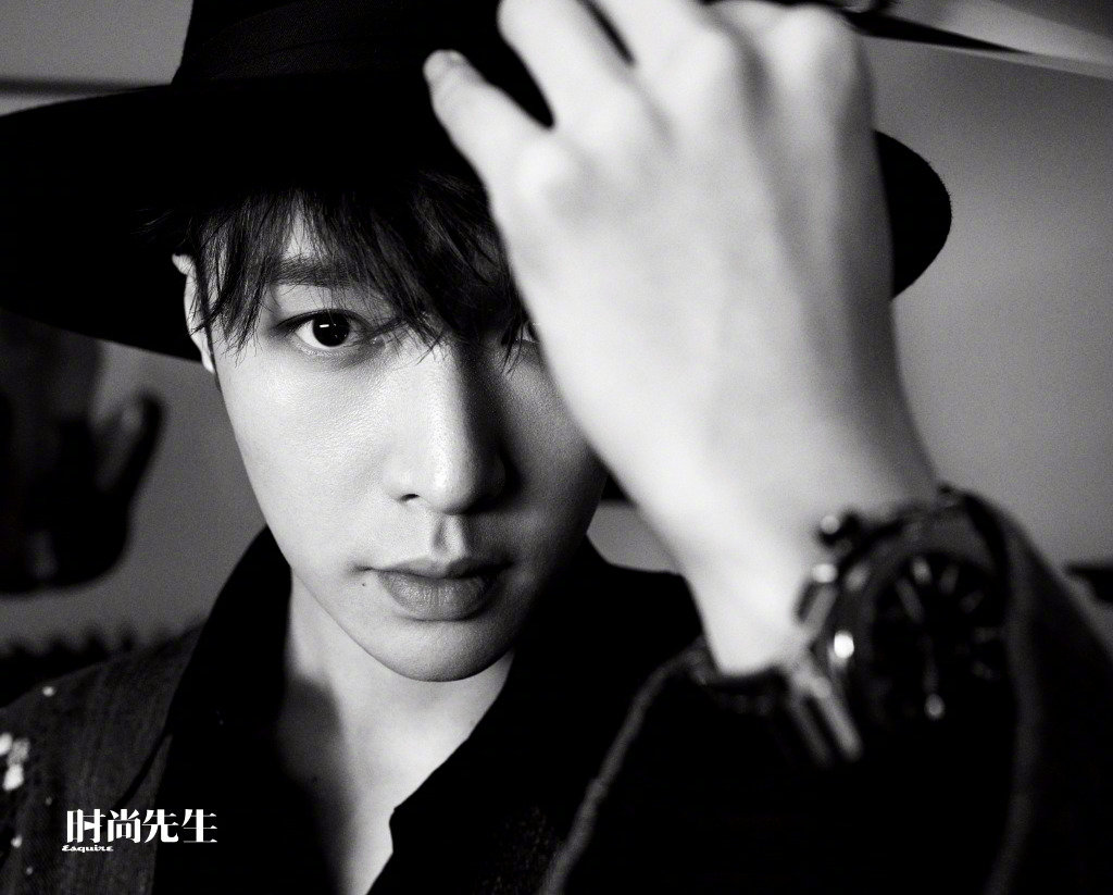 张艺兴时尚先生一月刊封面人物一手两块宇舶腕表