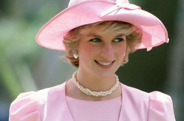 澳洲男子自称为查尔斯和卡米拉所生,有照片为证,要求做dna检测|卡米拉